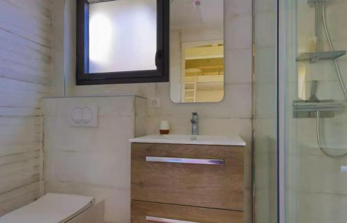 une salle de bain avec un lavabo, un miroir et une douche dans l'établissement Magnifique villa Quartier Benoît, 200m de la plage, à La Baule
