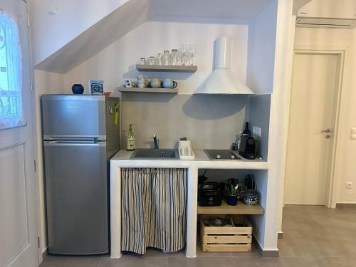 una cucina con lavello e frigorifero di Almires 1-Stay 20m from Aegean Sea a Cherronisos
