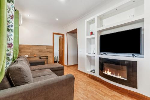 VallesecoにあるHome2Book Valleseco Mountain Views, BBQ & Jacuzziの暖炉とテレビのあるリビングルーム