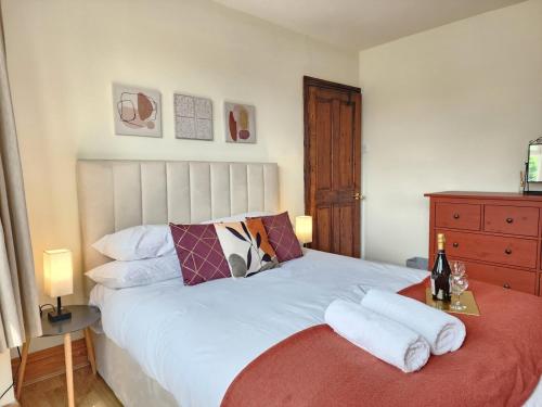 Ένα ή περισσότερα κρεβάτια σε δωμάτιο στο Stylish 3-Bedroom House with big Garden & Parking