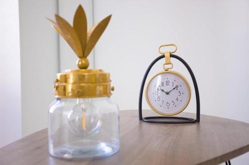 deux bocaux en verre et une horloge sur une table dans l'établissement LA PANTHERE studio design central et calme, idéal pour un séjour en couple ou congrès, à Cannes