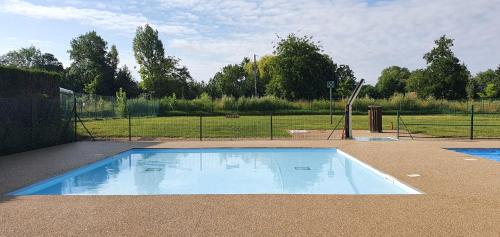 - une piscine dans un parc avec une aire de jeux dans l'établissement Camping Onlycamp Port Sainte Marie, à Malicorne-sur-Sarthe