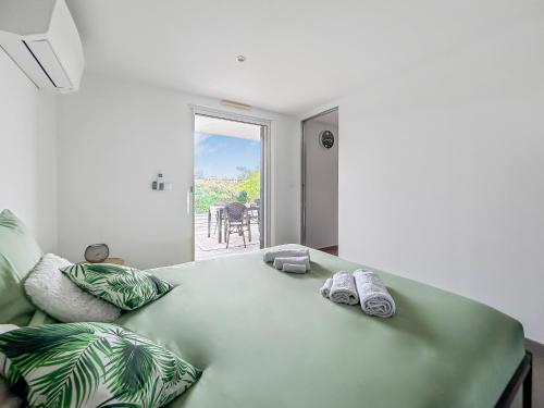 une chambre avec un lit avec deux serviettes dessus dans l'établissement Havre de paix avec terrasse, à La Gaude