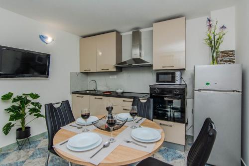 Η κουζίνα ή μικρή κουζίνα στο Apartments Juracak Josip i Mira