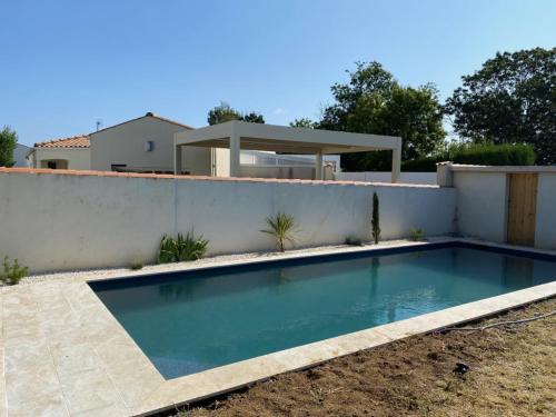 une piscine devant une maison dans l'établissement L'Olivière, à Fouras