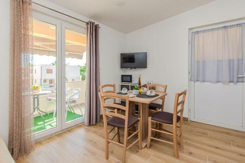 Μια τηλεόραση ή/και κέντρο ψυχαγωγίας στο Apartments Juracak Josip i Mira