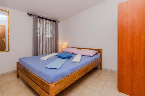 Ένα ή περισσότερα κρεβάτια σε δωμάτιο στο Apartments Juracak Josip i Mira