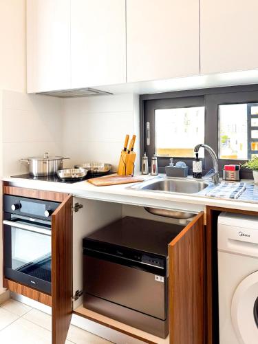 Η κουζίνα ή μικρή κουζίνα στο Sunset Balcony and Espresso Station Apartment