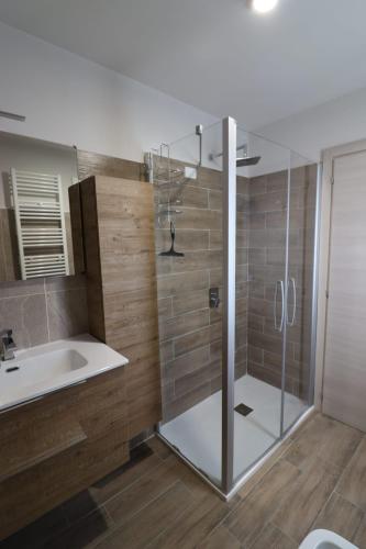 a bathroom with a shower and a sink at Appartamento al Sole in Paderno del Grappa