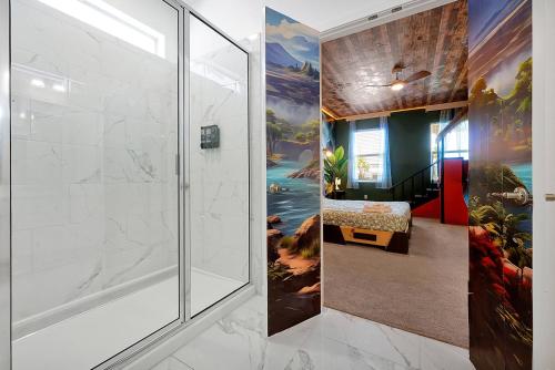 キシミーにあるLuxury and Sophisticated 15 BR ensuiteのバスルーム(壁に絵画が描かれたシャワー付)