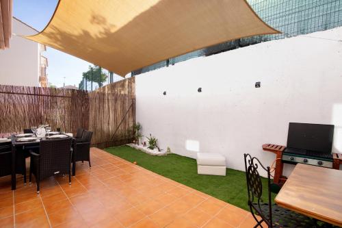 an outdoor patio with a table and chairs and a table and chairsktop at Estrella in Ayamonte