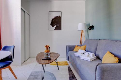 LA PANTHERE studio design central et calme, idéal pour un séjour en couple ou congrès
