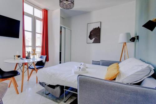 LA PANTHERE studio design central et calme, idéal pour un séjour en couple ou congrès