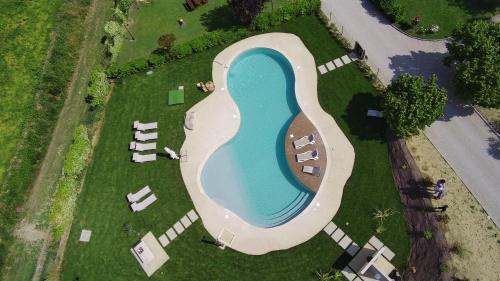 阿西西Agriturismo - La Campagna di San Francesco的院子里游泳池的俯视图