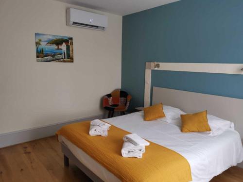 une chambre avec un lit avec des serviettes dessus dans l'établissement Le Muguet 3 chambres - 1 GARAGE GRATUIT, à Colmar