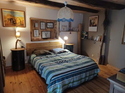 une chambre avec un lit et deux lampes dedans dans l'établissement Domaine de Kercado, à Carnac