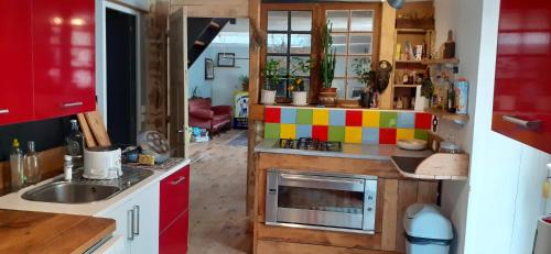 une cuisine avec un évier et une cuisinière dans l'établissement Domaine de Kercado, à Carnac