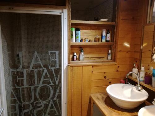 une salle de bain avec toilettes, lavabo et douche dans l'établissement Domaine de Kercado, à Carnac