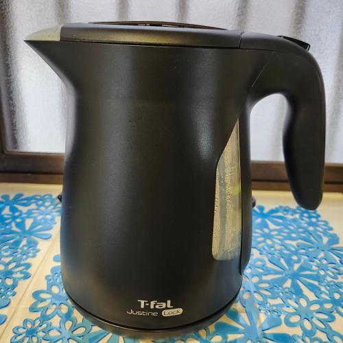 a black tea kettle sitting on a table at Picturesque Kyoto in Habu