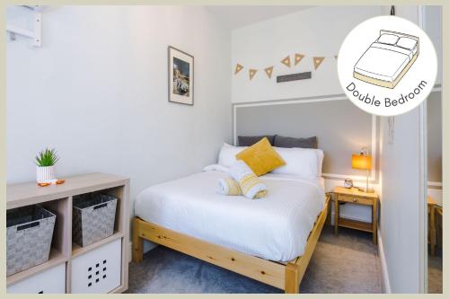 a small bedroom with a bed and a desk at Enjoy the Pause Holiday Home, Chester in Chester