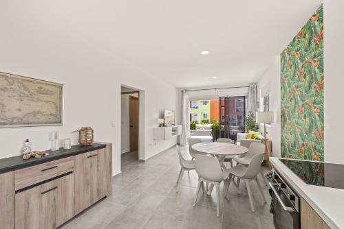 a kitchen and dining room with a table and chairs at Punta Azul 12A ocean resort in Willemstad