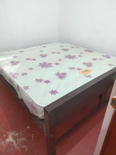 una cama en una esquina de una habitación en Hotel jem, en Nikawatawana