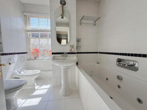 Ванная комната в Elegant 4-Story Townhouse Near Victoria Station