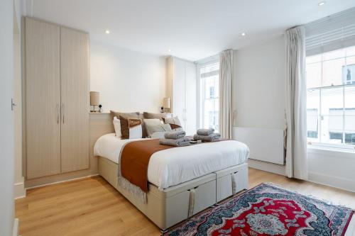 Кровать или кровати в номере Elegant 4-Story Townhouse Near Victoria Station