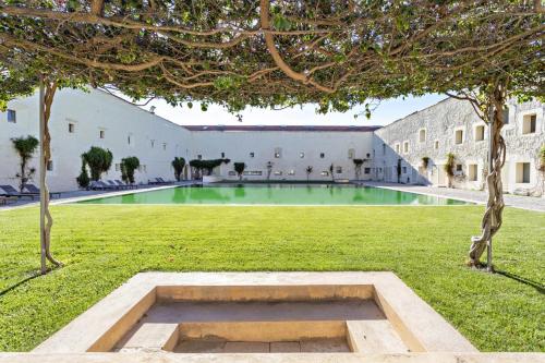 a courtyard with a pool in the middle of a building at Casa do Convento in Tavira