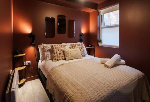 a bedroom with a large bed and a window at Upper Eastside Boutique - Lush bed & Fab location in Belfast