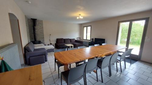 - un salon avec une grande table et des chaises en bois dans l'établissement Oh l'idée home, à Saint-Jean-Saint-Germain