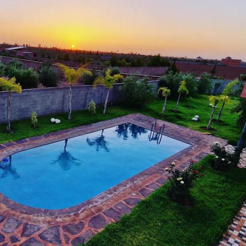 an overhead view of a swimming pool in a yard at DAR MORAD VILLA AVEC PISCINE PRIVEE DANS UNE FERMe in Bou Azza