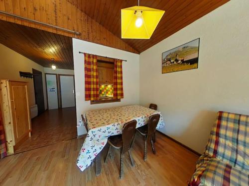 une salle à manger avec une table et des chaises dans une pièce dans l'établissement Appartement 2 pièces, 5 pers, Le Grand-Bornand, lumineux, proche centre, navette, casier à ski - FR-1-241-54, au Grand-Bornand