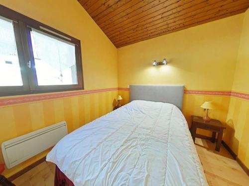 une chambre avec un lit et deux fenêtres dans l'établissement Appartement 2 pièces, 5 pers, Le Grand-Bornand, lumineux, proche centre, navette, casier à ski - FR-1-241-54, au Grand-Bornand