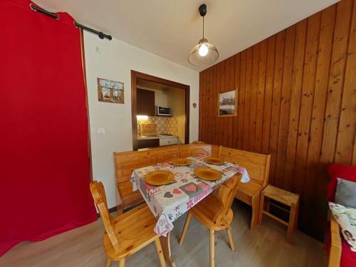 une salle à manger avec une table et deux chaises dans l'établissement Studio 4 pers, centre village, proche commerces et pistes, TV incluse - FR-1-241-29, au Grand-Bornand