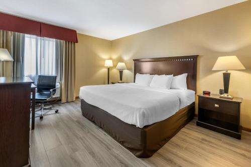 Giường trong phòng chung tại Quality Inn Greenville North