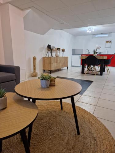 - un salon avec deux tables et un piano dans l'établissement Secret de Richebourg - Cœur du Mans - 4pers, au Mans