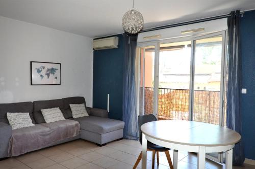 un salon avec un canapé et une table dans l'établissement Balcony apartment in the heart of Marseille, à Marseille