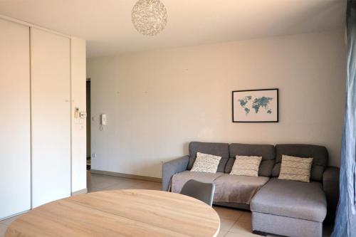 un salon avec un canapé et une table dans l'établissement Balcony apartment in the heart of Marseille, à Marseille