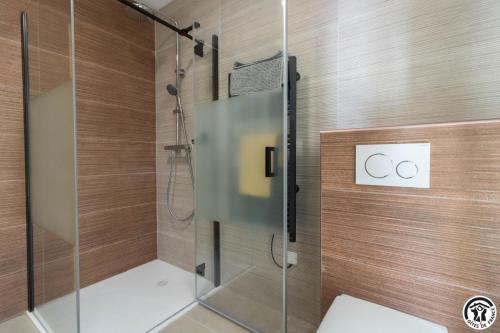 eine Dusche mit Glastür im Badezimmer in der Unterkunft Les amandiers du casteras in Saint-Clar-de-Rivière