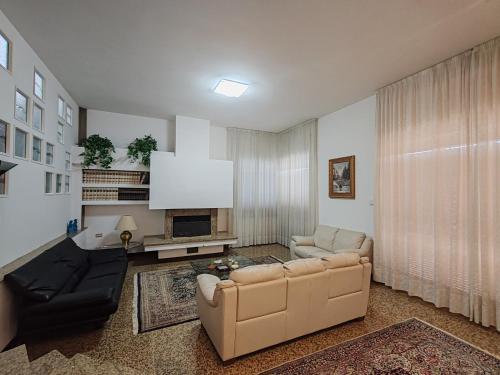 a living room with a couch and a tv at Villa Andreina in Amandola