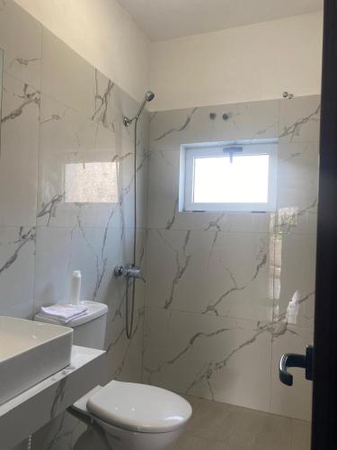 un bagno con WC, lavandino e doccia di Vila Bella a Durrës