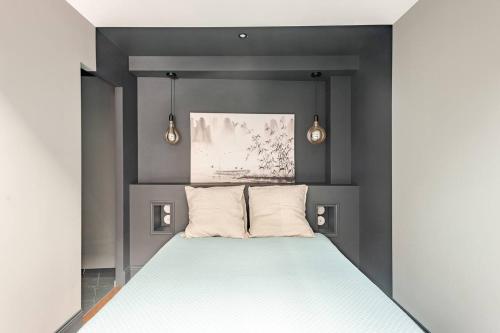 - une chambre avec un grand lit et 2 oreillers blancs dans l'établissement CITY GARDEN in Dijon, à Dijon