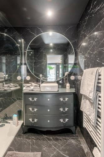 une salle de bain avec un lavabo et un miroir dans l'établissement CITY GARDEN in Dijon, à Dijon