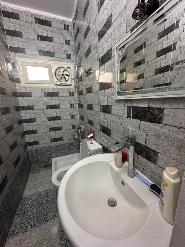 Dahab Panorama Sea view في دهب: حمام مع حوض ومرحاض