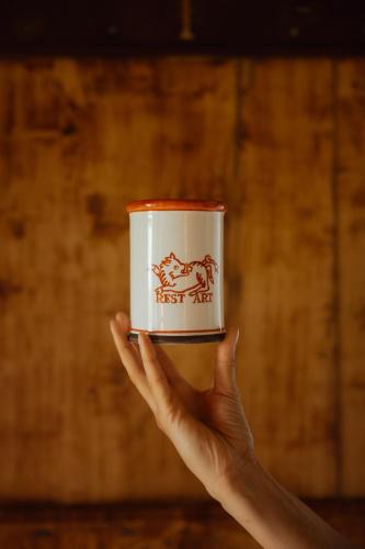 a hand holding a cup with a horse on it at Podere la Piscina RestArt in San Casciano dei Bagni