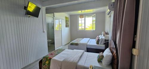 Una cama o camas en una habitación de Hôtel Le Soleil Levant