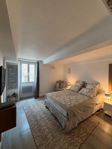 une chambre avec un grand lit et une fenêtre dans l'établissement le minicoulier, à Carros