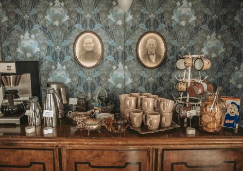 einen Tisch mit einem Haufen Tassen und Teller drauf. in der Unterkunft Tammiston Bed&Breakfast in Naantali