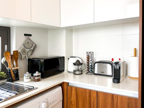 Η κουζίνα ή μικρή κουζίνα στο Sunset Balcony and Espresso Station Apartment